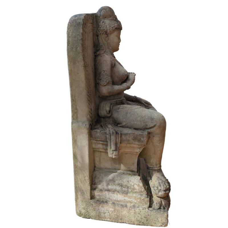 Zijaanzicht van handgehouwen Javaanse godin sculptuur zandsteen