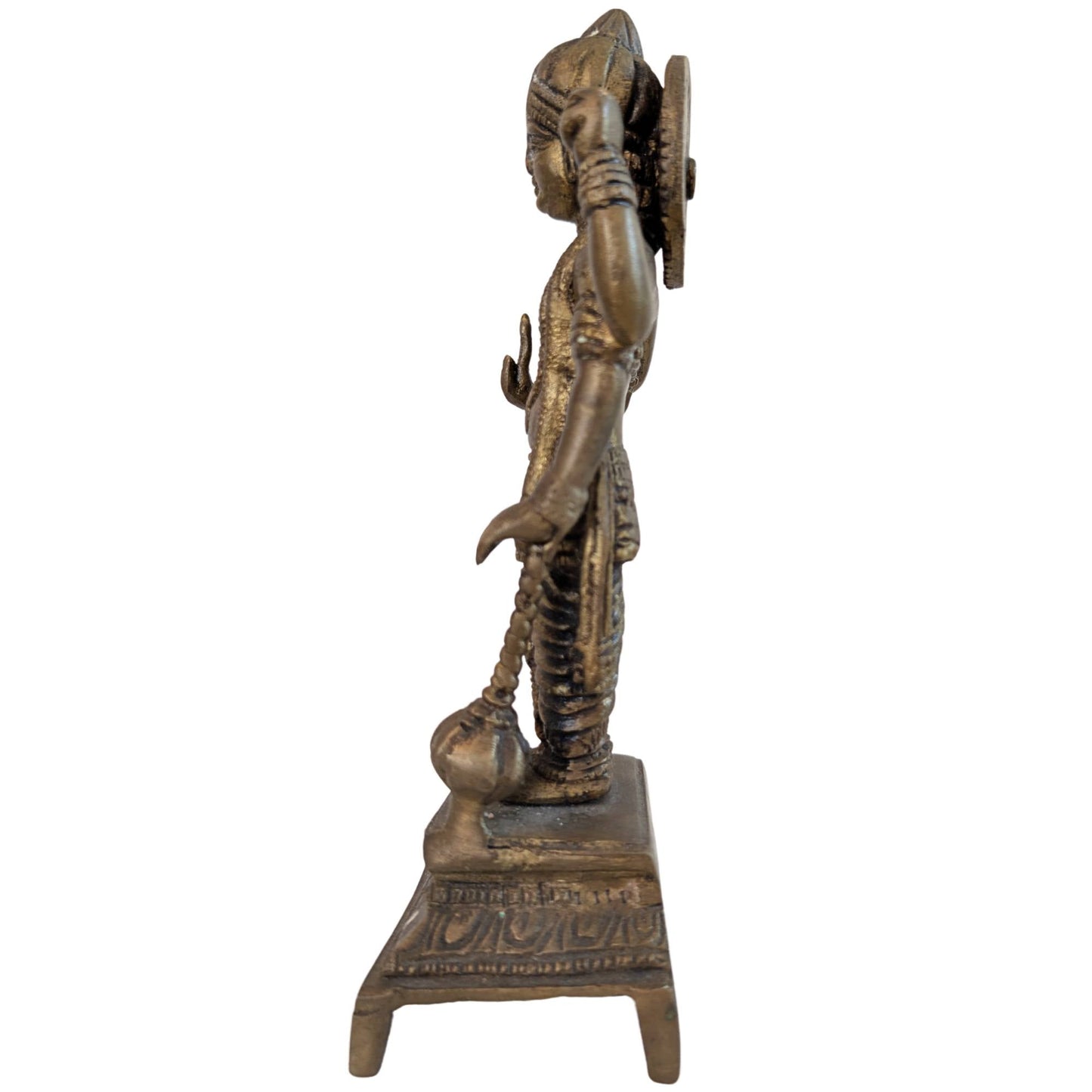 Linker zijprofiel van antiek bronzen Vishnu beeld met focus op de Shanka schelp