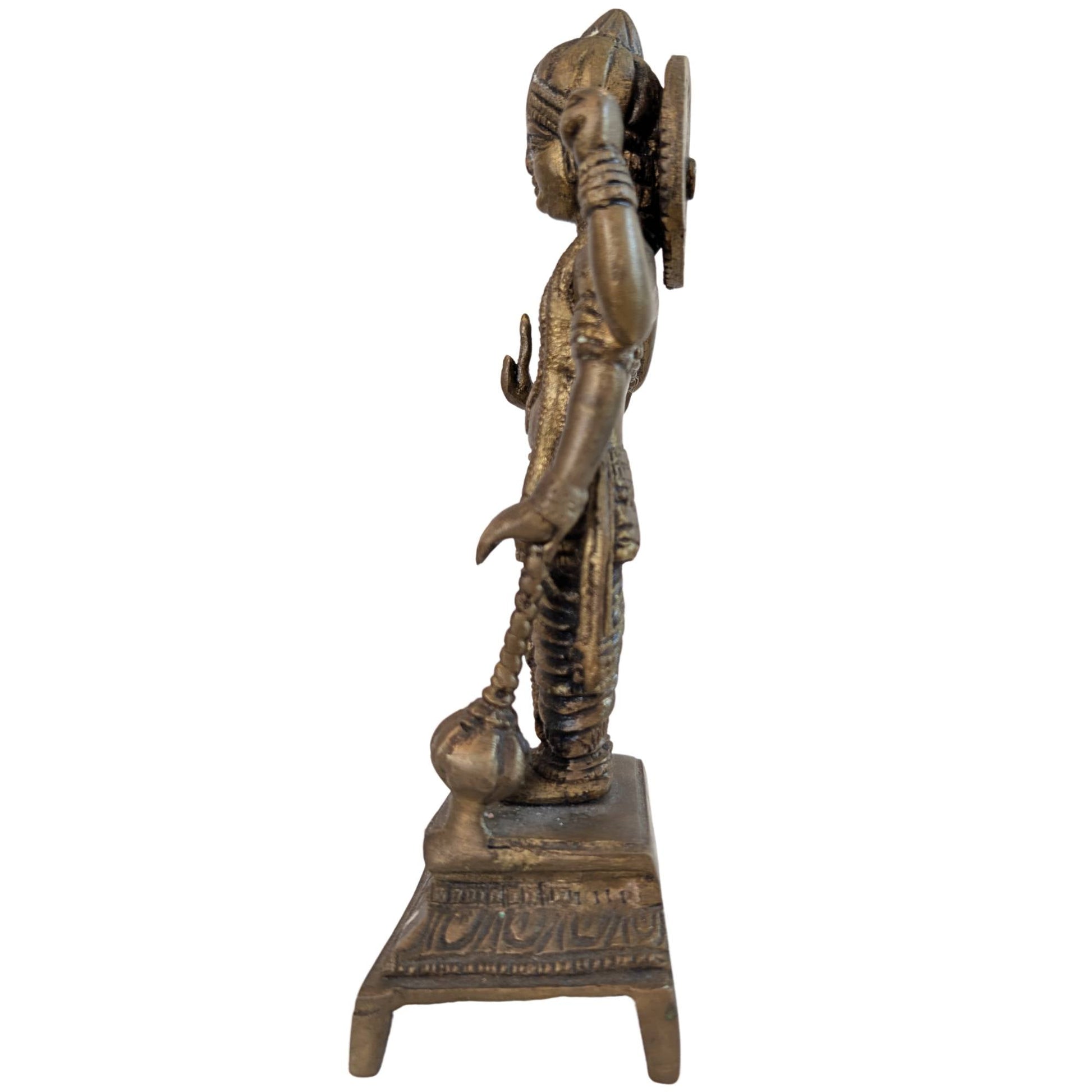 Linker zijprofiel van antiek bronzen Vishnu beeld met focus op de Shanka schelp