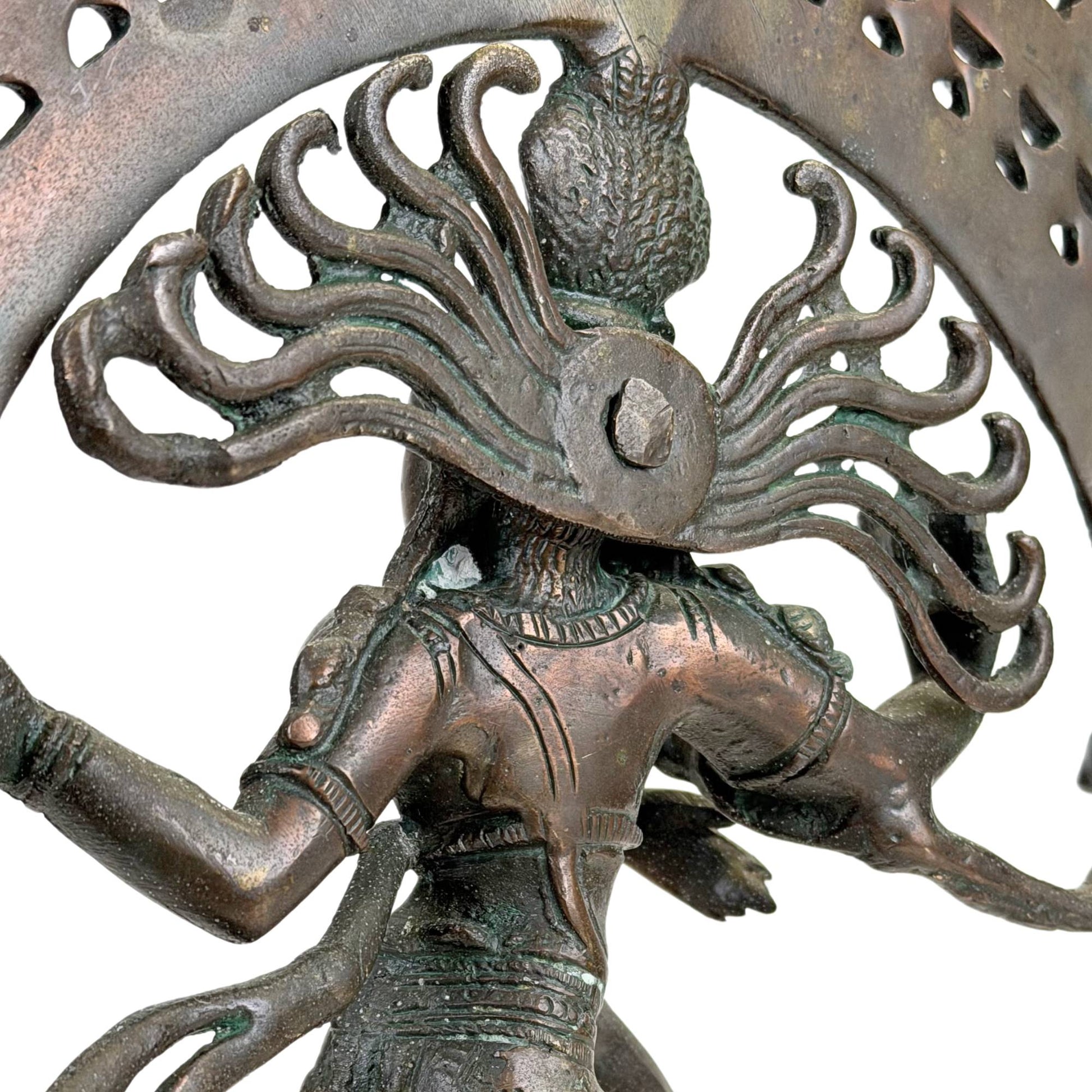 Zuid-Indiaas Shiva Nataraja bronsbeeld met lotusvoet, rituele patina en verfijnde tempeldetails