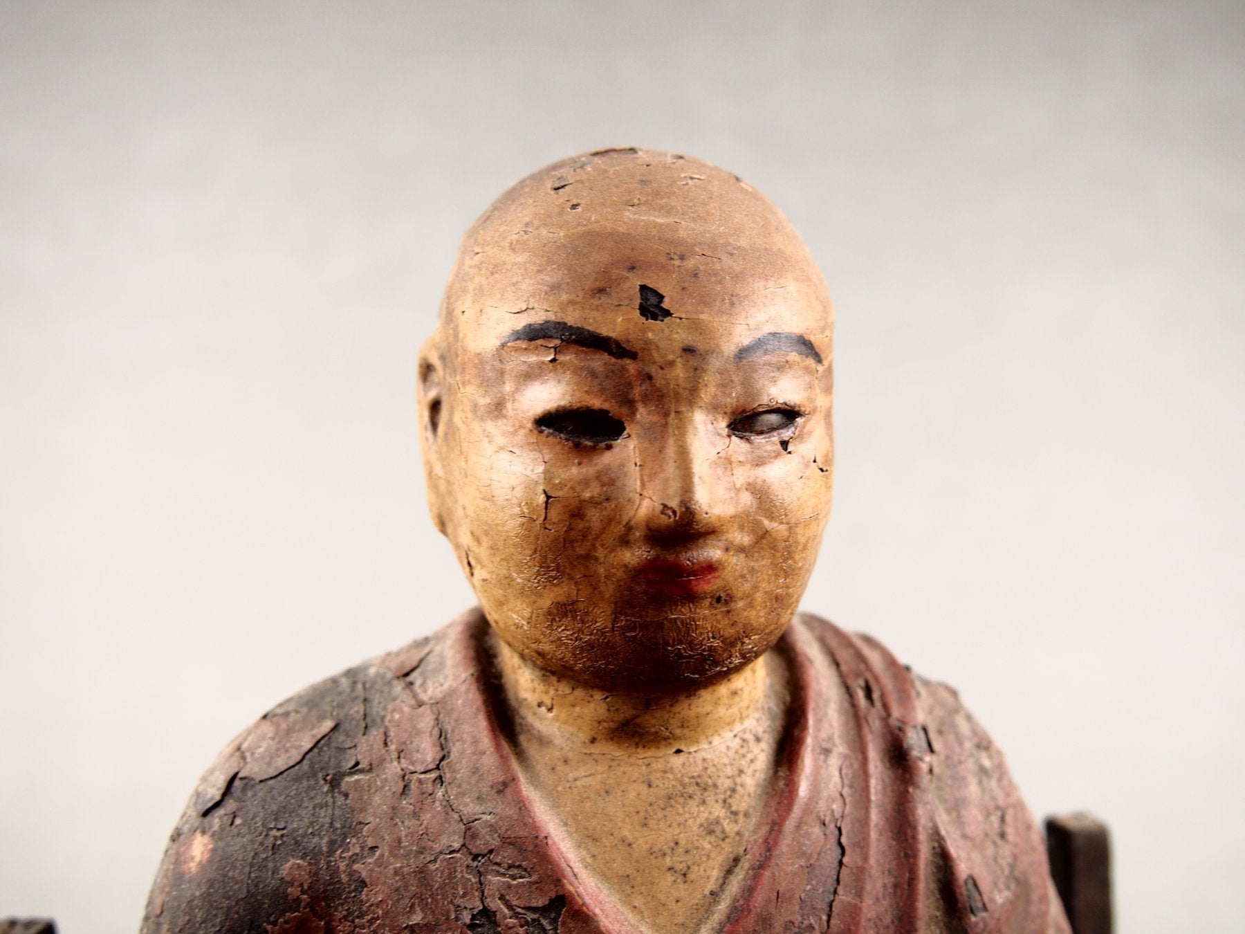Traditionele Japanse schrijn voor boeddhistisch beeld
