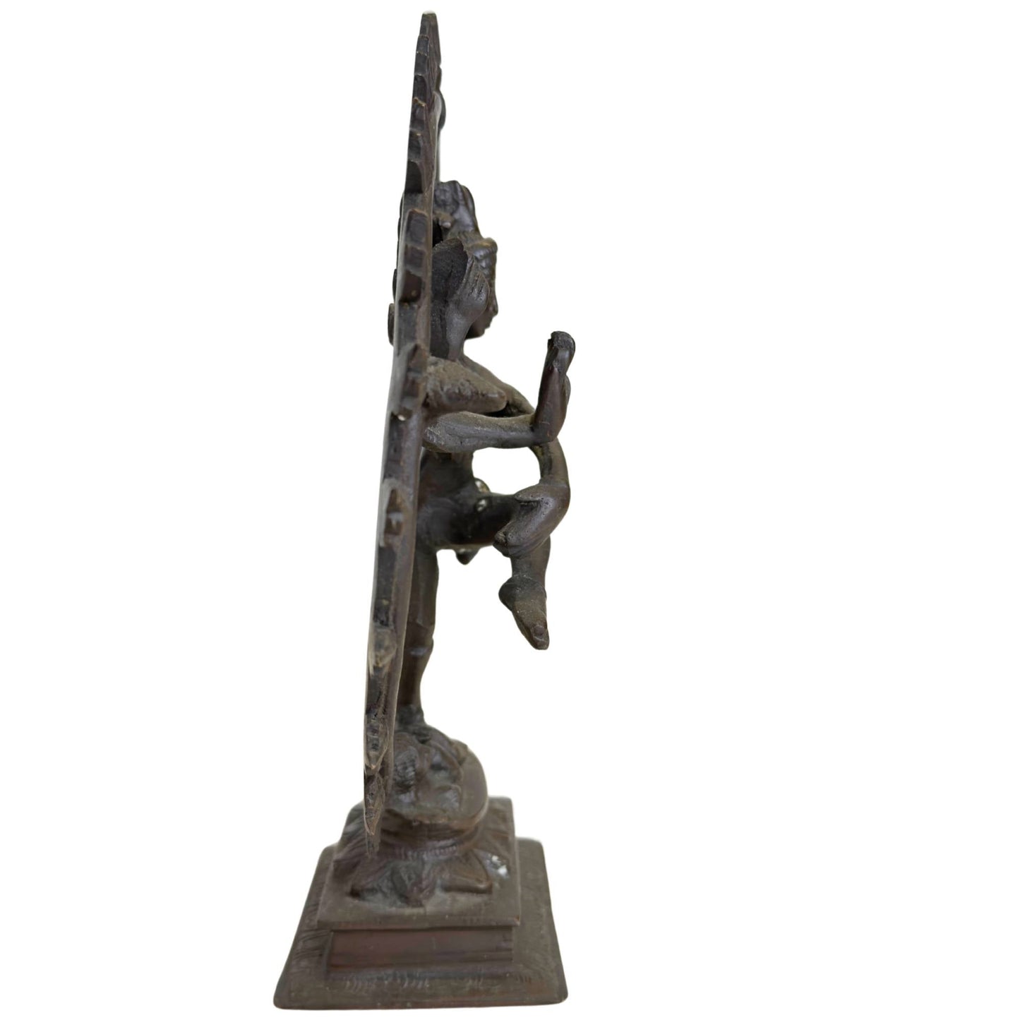 Zwaar bronzen Shiva beeld in zijaanzicht met traditionele vlammenring en sierlijke danshouding