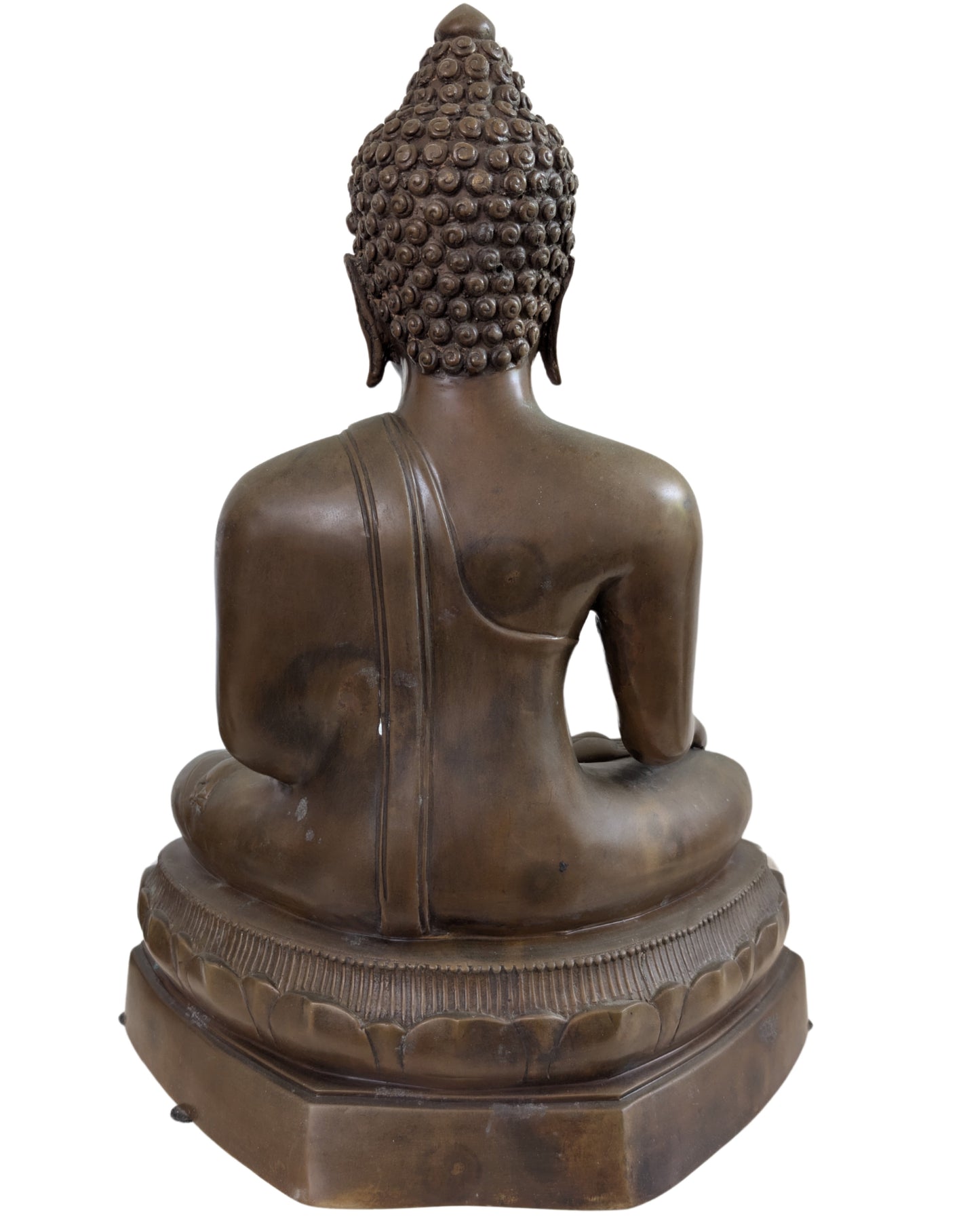 Zwaar gegoten Buddha beeld met een diepe patina in de Ayutthaya-traditie.