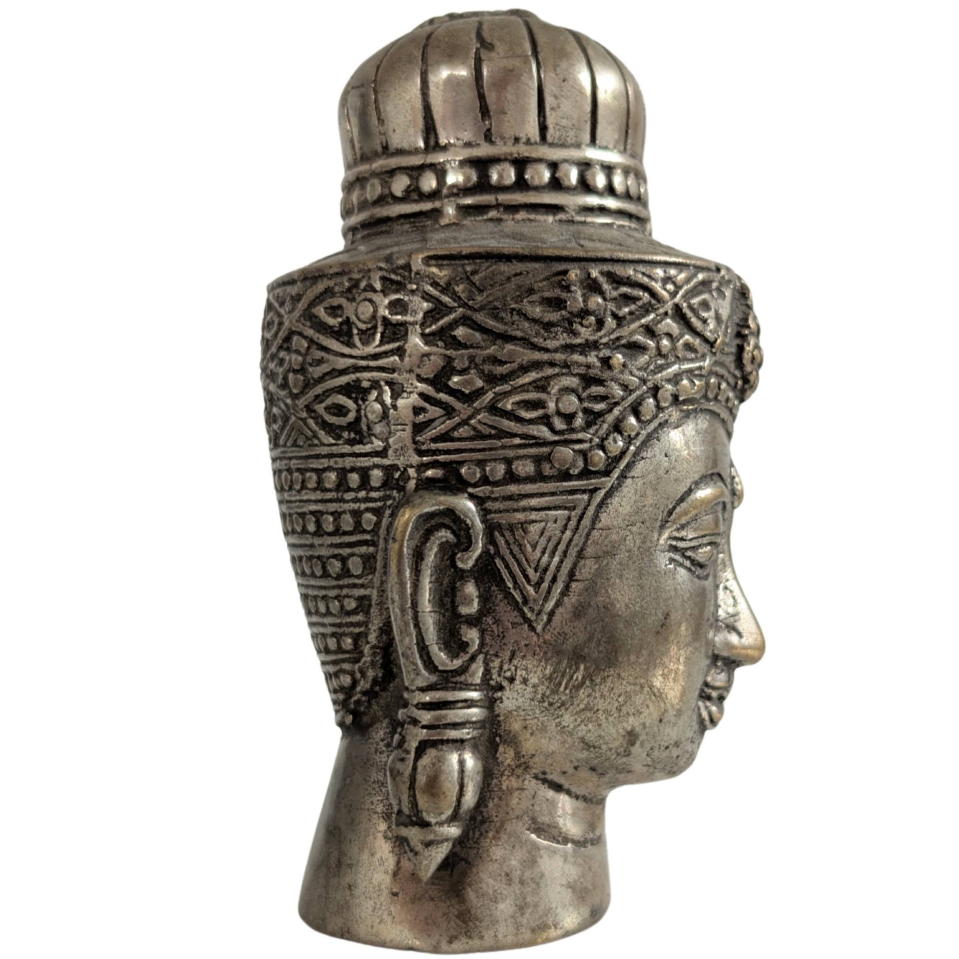 Compact maar indrukwekkend zwaar bronzen hoofd van 10 cm hoog.
