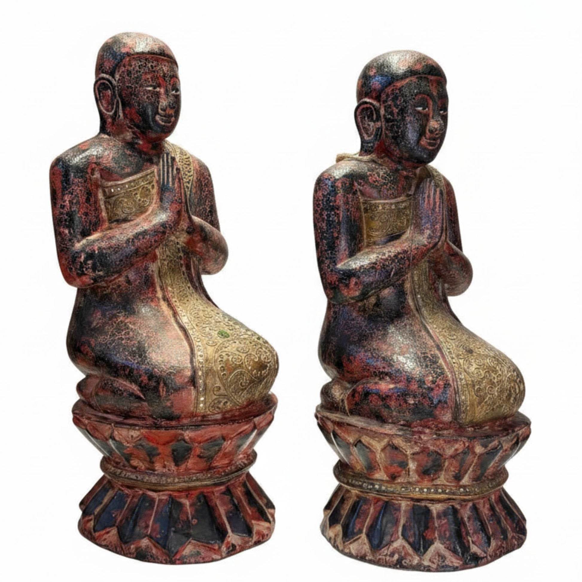 Twee zware antieke Birmese tempelfiguren van massief hout totaal 11.5 kg.