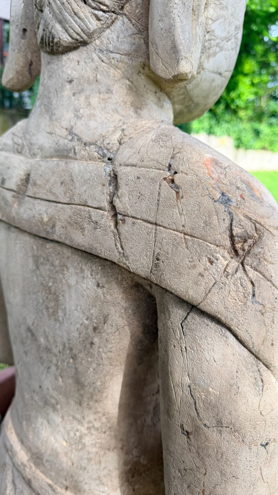 Zware Indonesische tempelfiguur van circa 500 kilogram natuursteen
